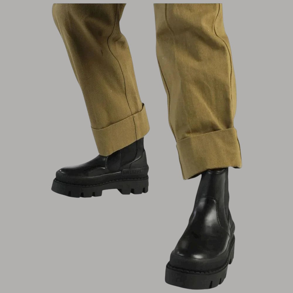 Stivaletti Chelsea neri in pelle vegana indossati con pantaloni chiari