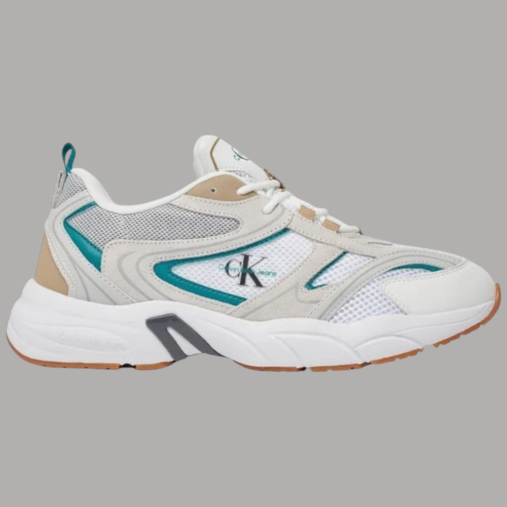 Sneaker Calvin Klein Jeans bianche con inserti verde petrolio, lacci e suola bianca.