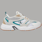 Sneaker Calvin Klein Jeans bianche con inserti verde petrolio, lacci e suola bianca.