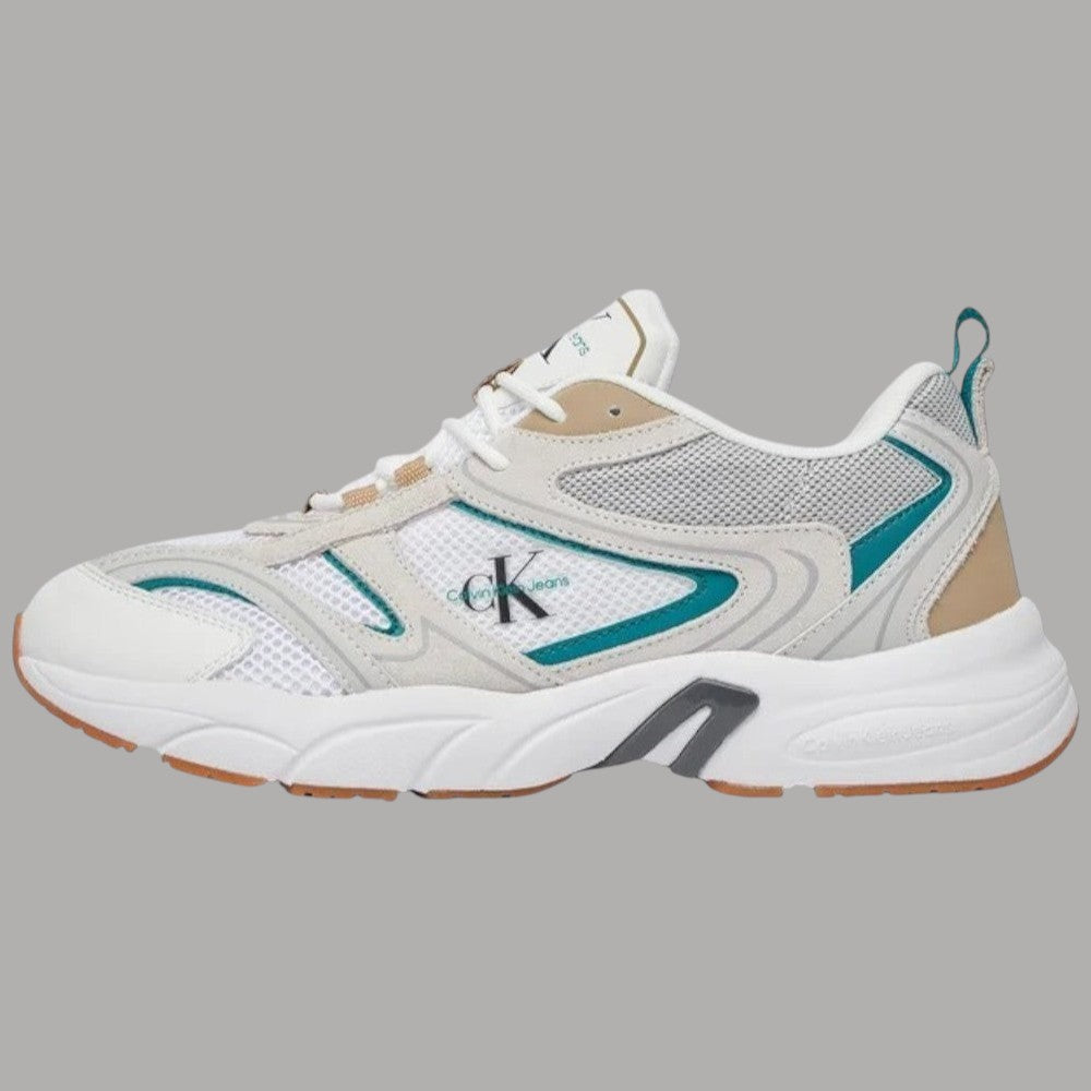 Sneaker bianca retro con inserti verde petrolio e logo CK sul lato, suola ammortizzata.