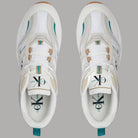 Sneaker bianche con interno grigio, lacci avorio e logo CK sulla linguetta.