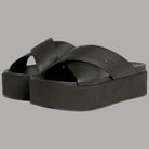 Sandalo flatform nero in pelle con doppia fascia incrociata e logo CK
