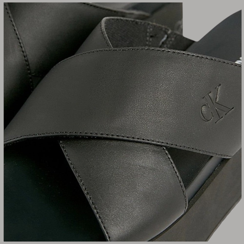 Sandalo flatform nero in pelle, cinturino con logo CK e cuciture a vista