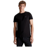 T-shirt nera slim fit con girocollo e maniche corte, indossata