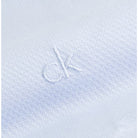 Tessuto di camicia celeste Calvin Klien con ricamo tono su tono