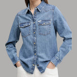 Camicia in jeans da donna blu slim, bottoni frontali, tasche sul petto