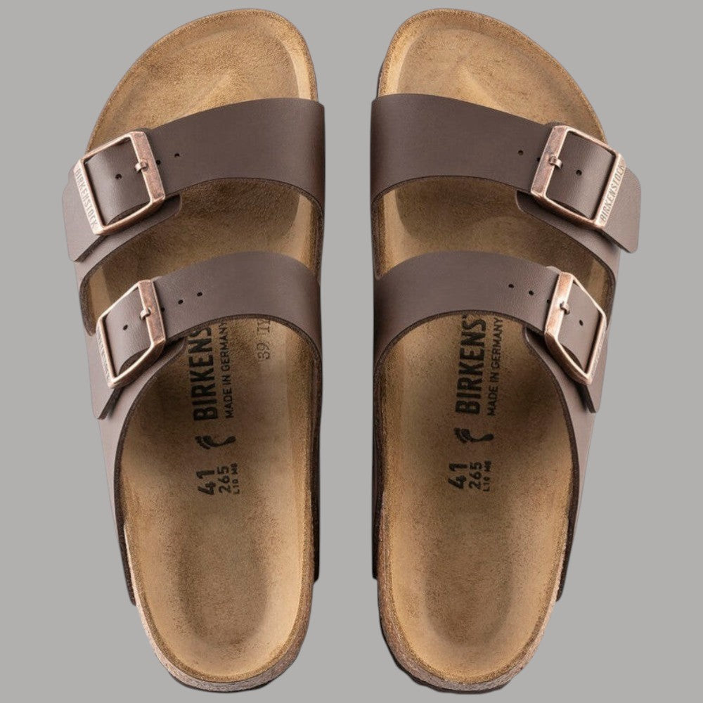 Ciabatte Birkenstock Arizona marrone, vista frontale: due fibbie e logo sul plantare