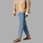 Ciabatte Birkenstock Arizona marrone indossate con jeans e giacca beige