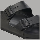 Ciabatte Birkenstock Arizona nere: fibbie e cinturini in rilievo sul plantare