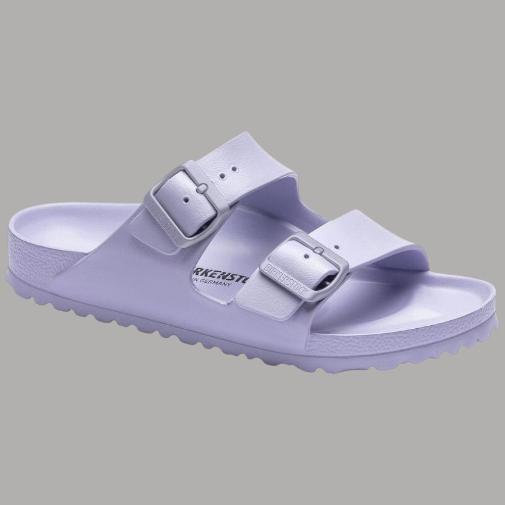 Ciabatte Birkenstock Arizona Eva viola chiaro, cinturino con fibbie e suola scanalata.