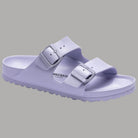 Ciabatte Birkenstock Arizona Eva viola chiaro, cinturino con fibbie e suola scanalata.