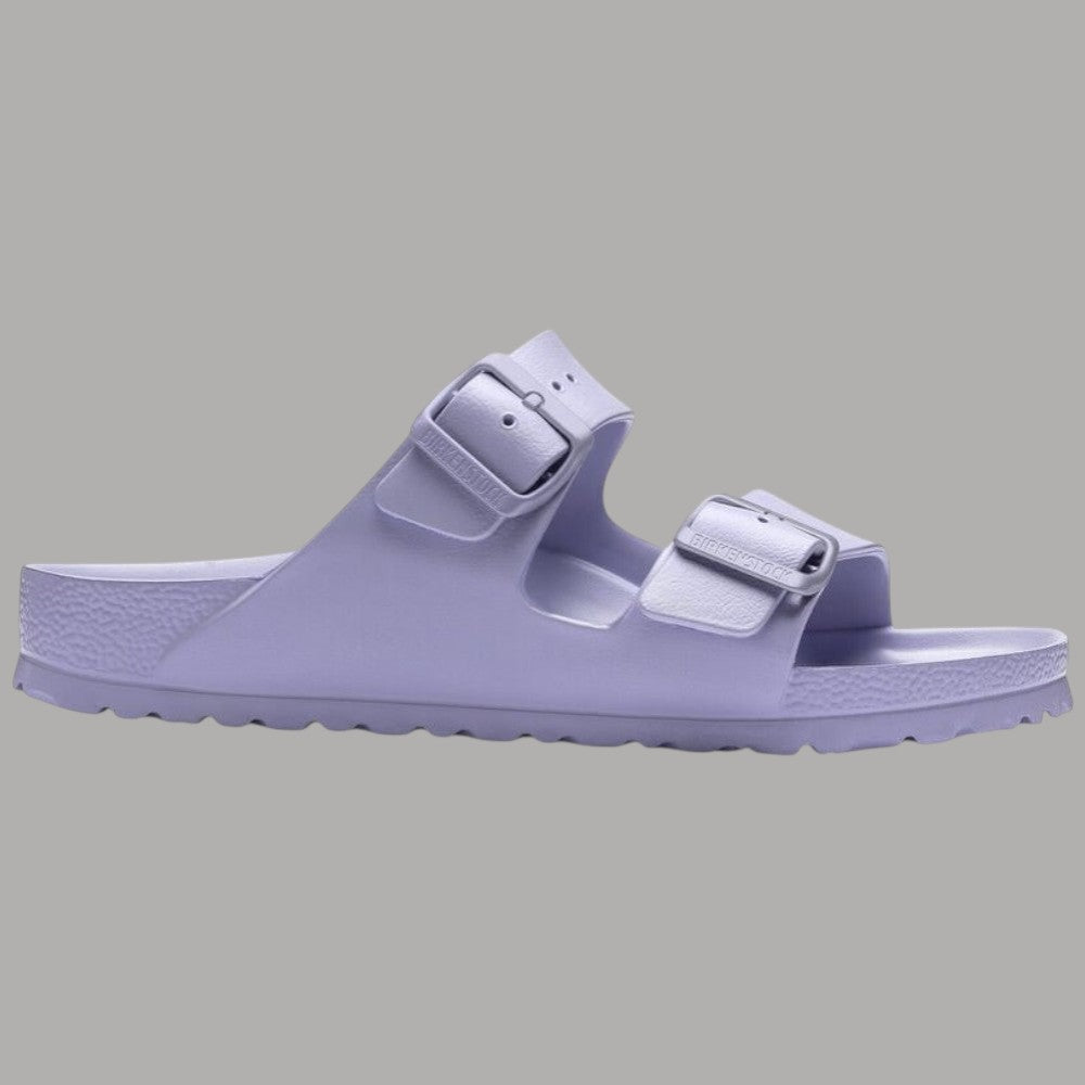 Ciabatte Birkenstock Arizona Eva viola chiaro, vista laterale con doppio cinturino e fibbie.