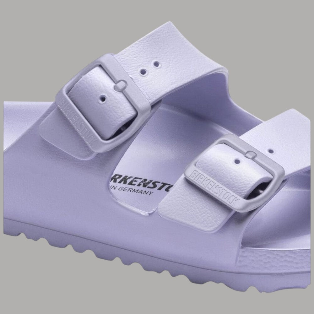Ciabatte Birkenstock Arizona Eva viola chiaro, dettaglio tomaia con due fibbie e logo.