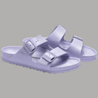 Ciabatte Birkenstock Arizona Eva viola chiaro, vista frontale con doppio cinturino regolabile.