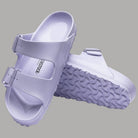 Ciabatte Birkenstock Arizona Eva viola chiaro, vista posteriore con suola zigrinata e cinturino.