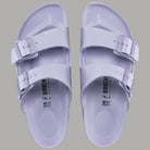 Ciabatte Birkenstock Arizona Eva viola chiaro, vista dall’alto con logo insole e fibbie.