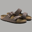 Ciabatte Birkenstock Arizona mocca marrone con due fibbie e suola in gomma scura