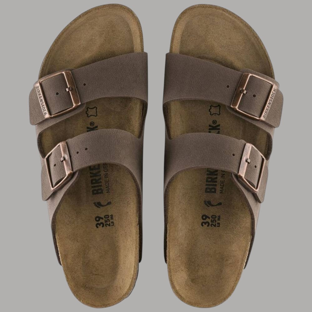 Ciabatte Birkenstock Arizona mocca marrone con due cinturini e fibbie rettangolari