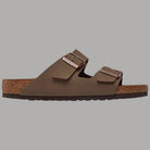 Ciabatte Birkenstock Arizona mocca con due fibbie, profilo laterale