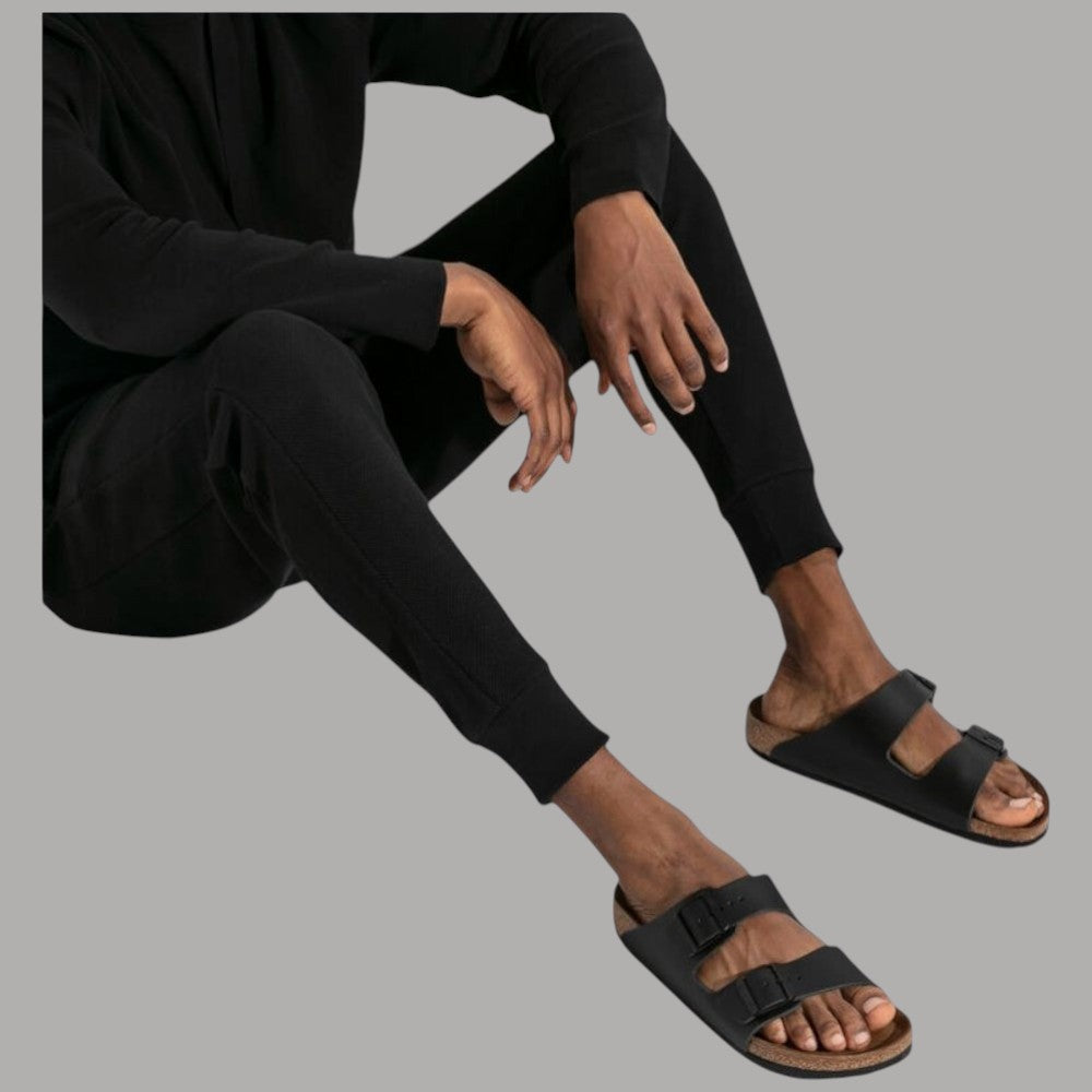 Ciabatte Birkenstock Arizona nere con fibbie regolabili e suola antiscivolo, indossate
