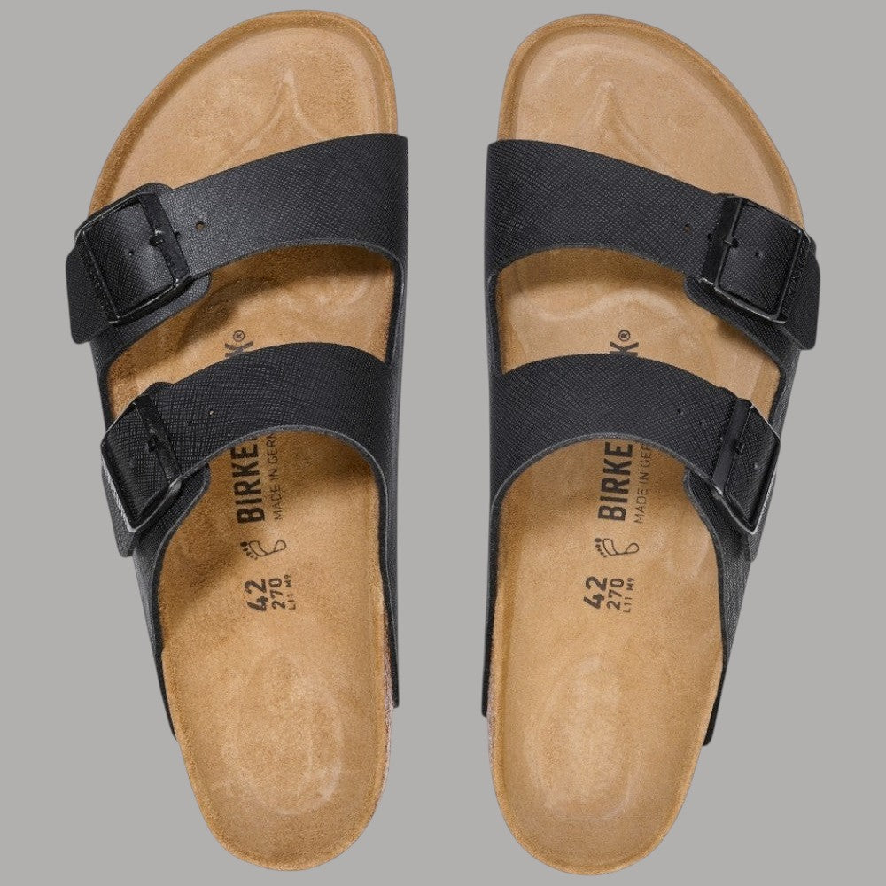 Ciabatte Birkenstock Arizona nere, vista dall’alto, plantare in sughero con scritta