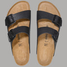 Ciabatte Birkenstock Arizona nere, vista dall’alto, plantare in sughero con scritta