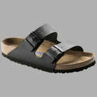 Ciabatte nere Birkenstock Arizona SFB con due cinturini in pelle e suola sagomata.