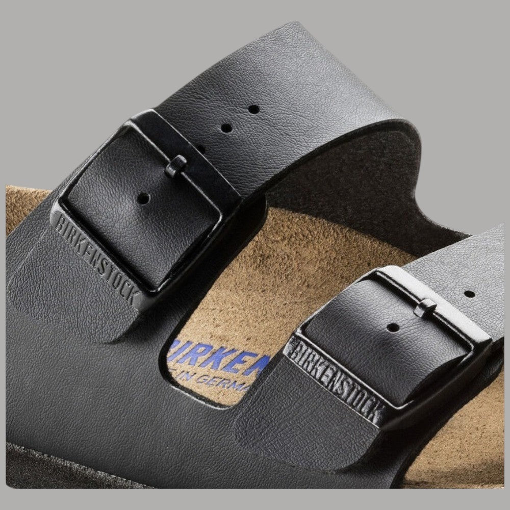 Ciabatte nere Birkenstock Arizona SFB vista ravvicinata con cinturini e fori di ventilazione.