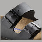 Ciabatte nere Birkenstock Arizona SFB vista ravvicinata con cinturini e fori di ventilazione.