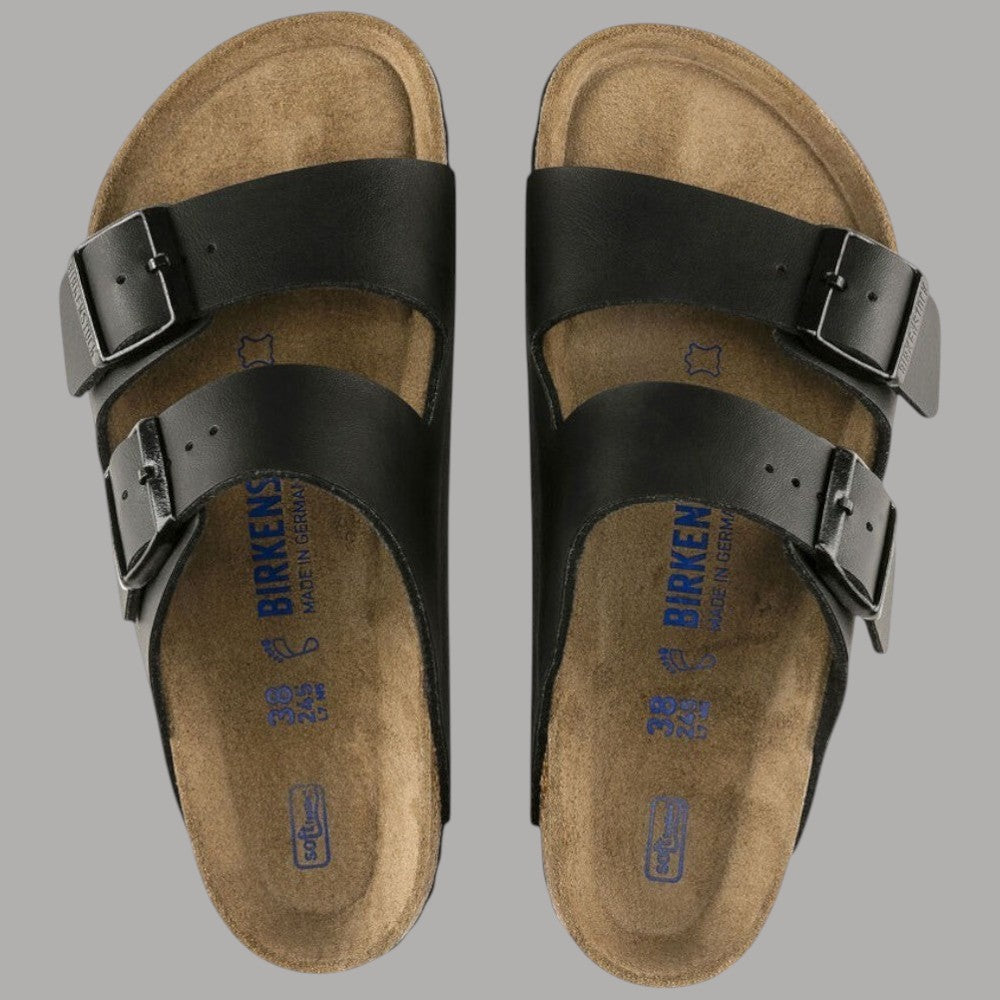 Ciabatte Birkenstock Arizona SFB nere con due cinturini, finitura liscia e plantare in sughero.