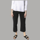 Ciabatte Birkenstock Arizona SFB nere con cinturini e suola sagomata, indossate.