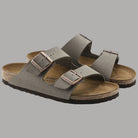 Ciabatte Birkenstock Arizona grigie a due cinturini con fibbie metalliche
