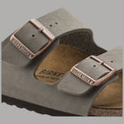 Ciabatte Birkenstock Arizona grigie, fibbie metalliche e logo sulla fascia