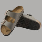 Ciabatte Birkenstock Arizona grigie, suola nera con rilievi antiscivolo