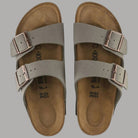 Ciabatte Birkenstock Arizona grigie con due cinturini e fibbie in metallo