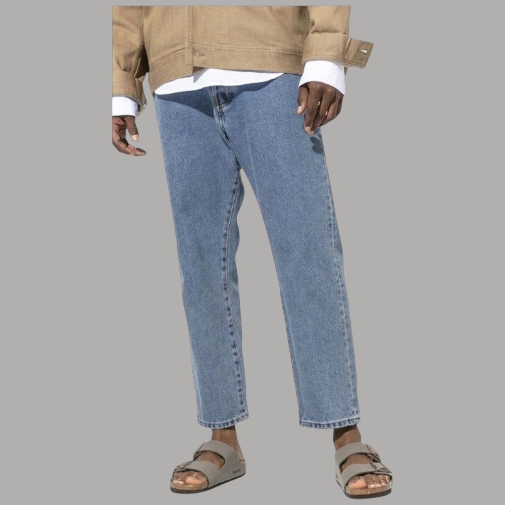 Ciabatte Birkenstock Arizona grigie indossate, cinturini con fibbie in metallo