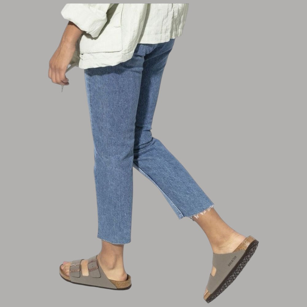 Ciabatte Birkenstock Arizona grigie con suola zigrinata, indossate