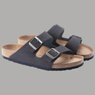 Ciabatte blu vegane con due fibbie in metallo e sottopiede in sughero beige