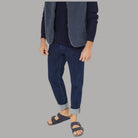 Ciabatte blu con due fibbie in metallo, indossate con jeans e calze grigie