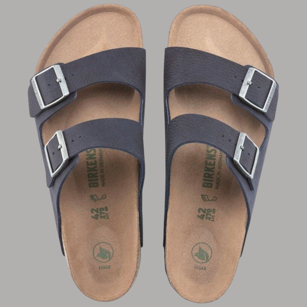 Ciabatte blu vegane: interno beige con scritte e due fibbie