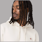 Felpa con cappuccio crema Dickies con coulisse e patch sul petto.