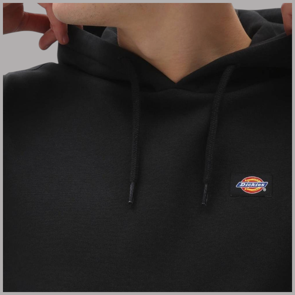Felpa con cappuccio nera, cordini e tasca a canguro, logo applicato