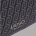 Dettaglio logo Liu Jo Milano su borsa bauletto piccola con motivo monogramma