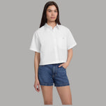 Camicia bianca in cotone corta boxy con bottoni e tasca sul petto