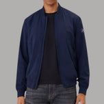 Giacca bomber blu con zip frontale, bordi a costine e logo laterale