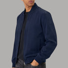 Giacca bomber blu con tasca frontale e logo sul petto