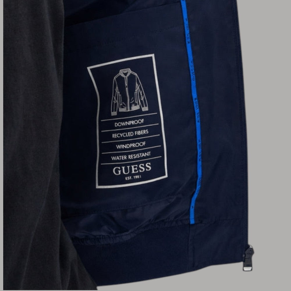 Giacca bomber blu con etichetta tecnica rettangolare e zip