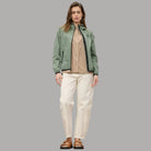 Giacca estiva verde da donna con cappuccio fisso e zip, visione frontale.