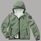 Giacca verde da donna con cappuccio fisso e patch sul braccio.