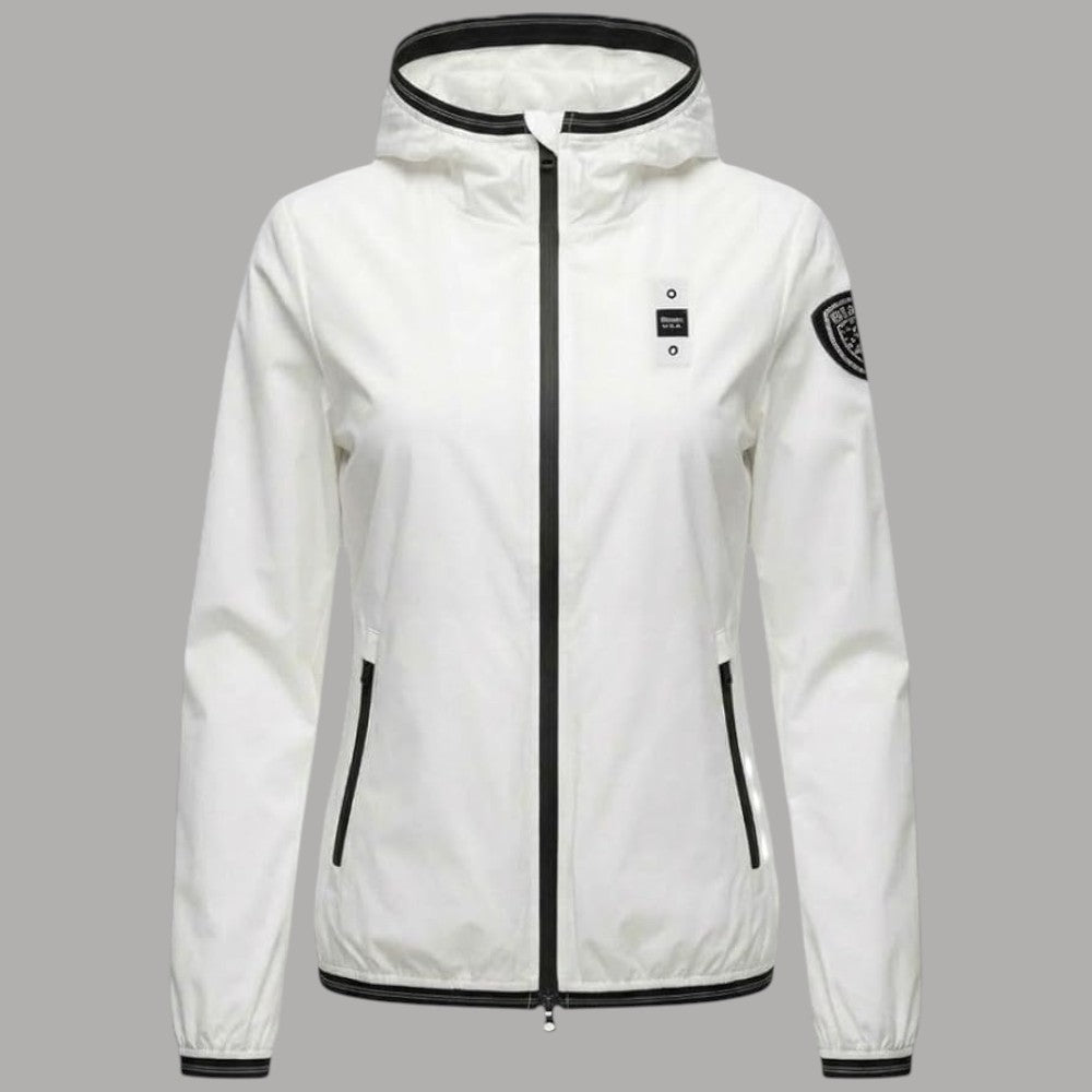 Giacca estiva bianca da donna con cappuccio fisso, zip frontale e patch.